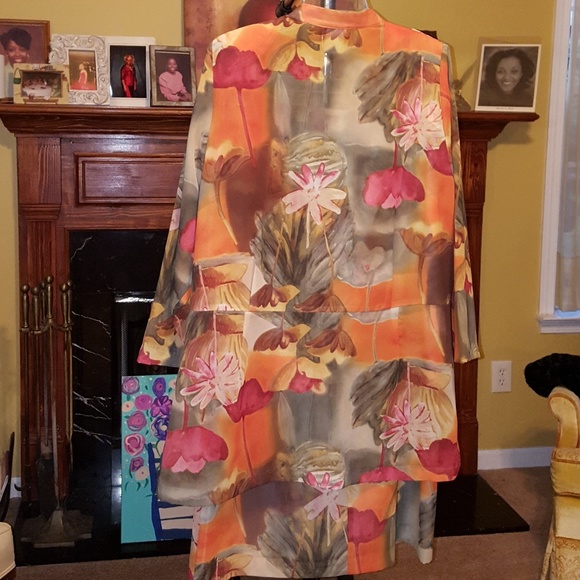 2 piece floral suit by Resource - Picture 2 of 3